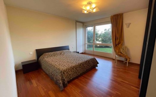 Appartamento rinnovato vista lago con ampio giardino, Rif.: 0381