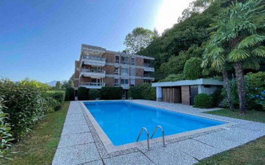 Appartamento rinnovato vista lago con ampio giardino, Rif.: 0381